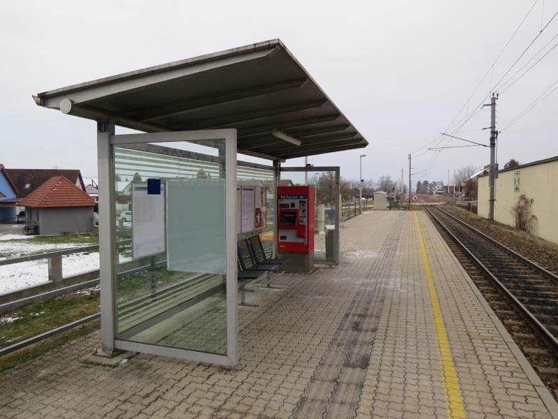Bahnsteig am Bahnhof Gedersdorf in Niederösterreich