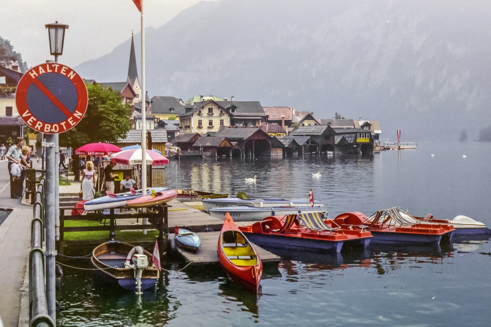 Hallstatt am Hallstätter See mit Bergen im Hintergrund